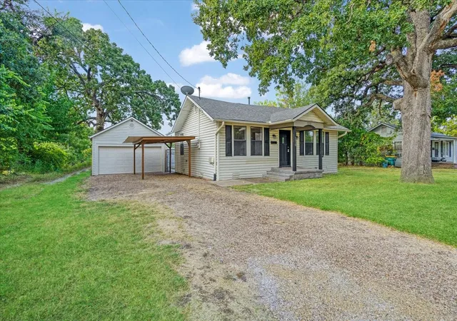 Photo 3 of Single family home for sale at 1310 W Laurel St, Sherman, TX 75092 | MLS# 21368678 | Listing updated on 2026-08-25