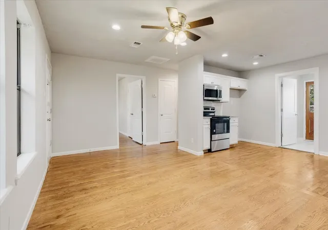 Photo 4 of Single family home for sale at 1310 W Laurel St, Sherman, TX 75092 | MLS# 21368678 | Listing updated on 2026-08-25