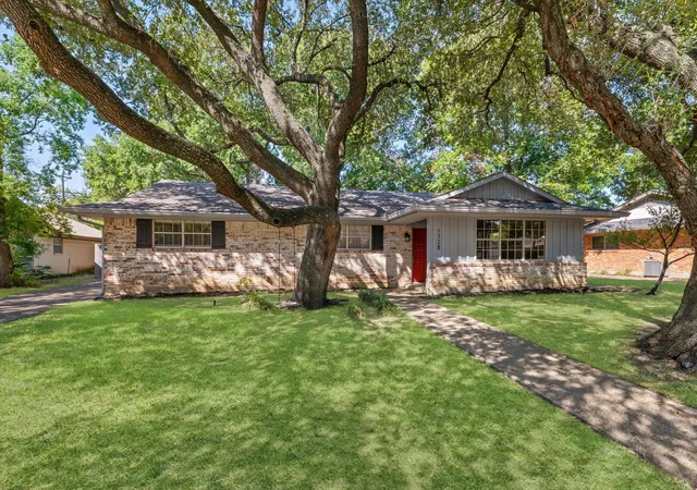 Photo 2 of Single family home for sale at 1728 Laurel Lake Dr, Waco, TX 76710 | MLS# 21368452 | Listing updated on 2026-09-23