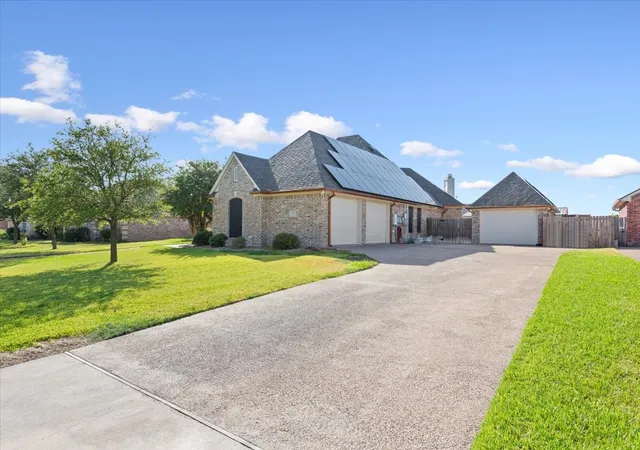 Photo 2 of Single family home for sale at 1408 Laurel Park, Robinson, TX 76706 | MLS# 21368468 | Listing updated on 2026-08-26