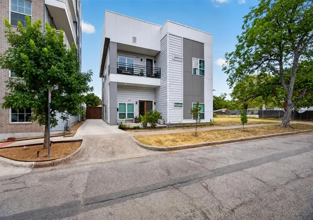 Photo 1 of Multi family home for sale at 416 W 10th St, Dallas, TX 75208 | MLS# 21367306 | Listing updated on 2026-08-25