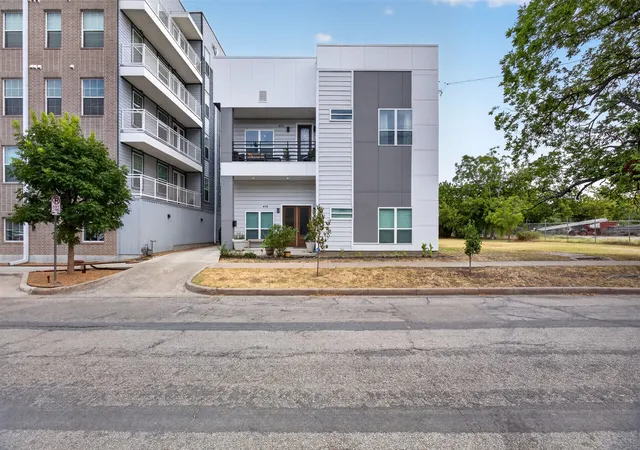 Photo 3 of Multi family home for sale at 416 W 10th St, Dallas, TX 75208 | MLS# 21367306 | Listing updated on 2026-08-25