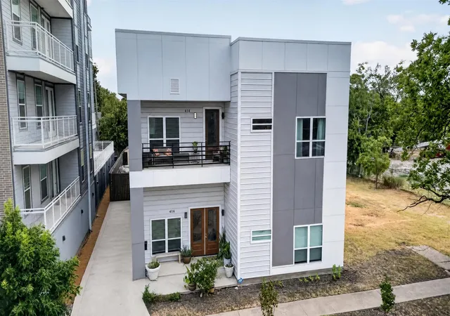 Photo 3 of House for sale at 416 W 10Th St, Dallas, TX 75208 | MLS# 21367306 | Listing updated on 2026-08-25