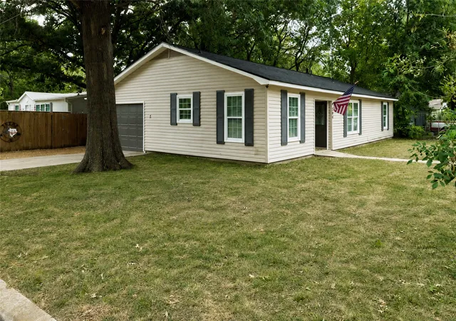 Photo 1 of Single family home for sale at 300 Broadway St, Whitesboro, TX 76273 | MLS# 21367662 | Listing updated on 2026-08-25