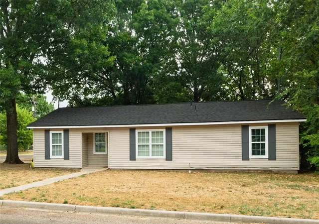 Photo 2 of Single family home for sale at 300 Broadway St, Whitesboro, TX 76273 | MLS# 21367662 | Listing updated on 2026-08-25