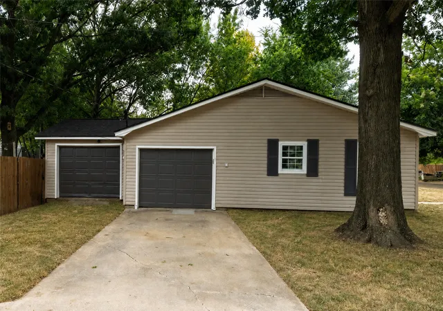 Photo 3 of Single family home for sale at 300 Broadway St, Whitesboro, TX 76273 | MLS# 21367662 | Listing updated on 2026-08-25