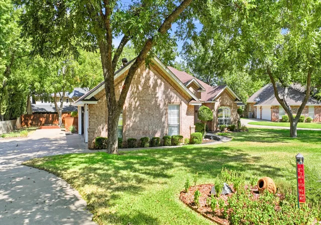 Photo 3 of Single family home for sale at 6021 Melrose Cir, Granbury, TX 76049 | MLS# 21362519 | Listing updated on 2026-10-03