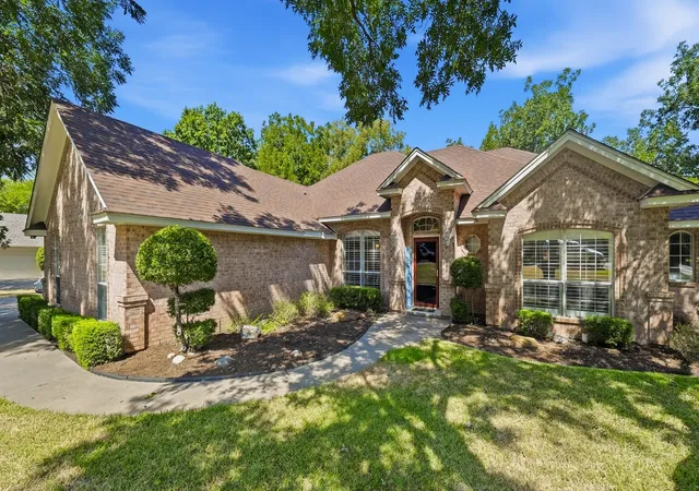 Photo 3 of Single family home for sale at 6021 Melrose Cir, Granbury, TX 76049 | MLS# 21362519 | Listing updated on 2026-10-03