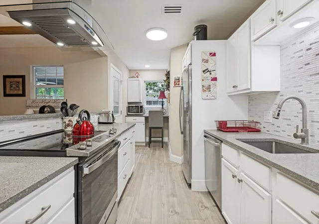 Photo 1 of Single family home for sale at 875 Lovers Ln, Grapevine, TX 76051 | MLS# 21365446 | Listing updated on 2026-10-08