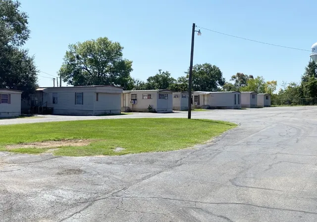 Photo 3 of Multi family home for sale at 815 W 16th, Mt Pleasant, TX 75455 | MLS# 21368949 | Listing updated on 2026-08-25