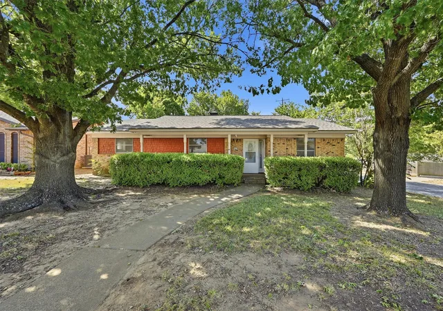 Photo 1 of Single family home for sale at 1214 Glasgow Dr, Sherman, TX 75092 | MLS# 21367377 | Listing updated on 2026-10-01