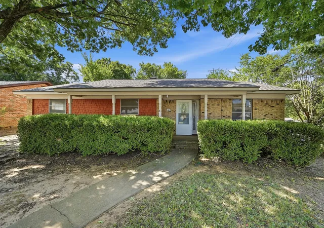 Photo 2 of Single family home for sale at 1214 Glasgow Dr, Sherman, TX 75092 | MLS# 21367377 | Listing updated on 2026-10-01