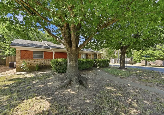 Photo 3 of Single family home for sale at 1214 Glasgow Dr, Sherman, TX 75092 | MLS# 21367377 | Listing updated on 2026-10-01