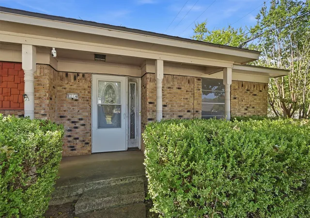 Photo 4 of Single family home for sale at 1214 Glasgow Dr, Sherman, TX 75092 | MLS# 21367377 | Listing updated on 2026-10-01