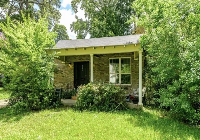 Single family home for sale at 3831 Baltimore Ave, Shreveport, LA 71106 | MLS# 21368876