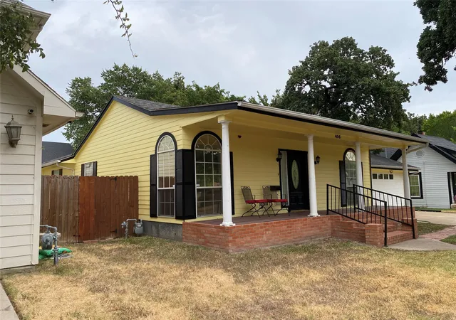 Photo 2 of Single family home for sale at 406 S Jefferson St S, Irving, TX 75060 | MLS# 21368617 | Listing updated on 2026-08-26