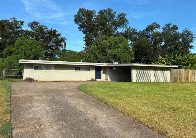 Photo 1 of Single family home for sale at 949 Captain Shreve Dr, Shreveport, LA 71105 | MLS# 21360291 | Listing updated on 2026-08-26