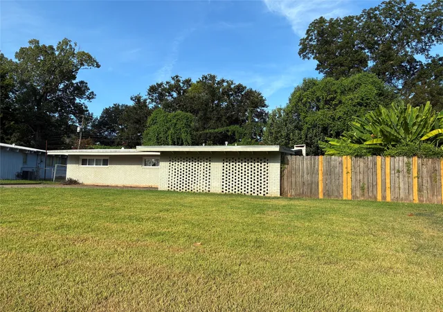 Photo 3 of Single family home for sale at 949 Captain Shreve Dr, Shreveport, LA 71105 | MLS# 21360291 | Listing updated on 2026-08-26