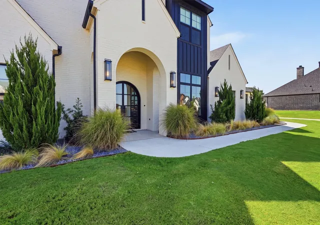 Photo 3 of Single family home for sale at 3022 Southern Rise Ct, Granbury, TX 76049 | MLS# 21368927 | Listing updated on 2026-08-26
