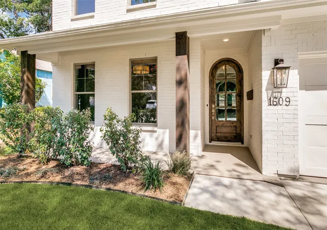 Photo 2 of Single family home for sale at 1609 Belle Pl, Fort Worth, TX 76107 | MLS# 21368912 | Listing updated on 2026-08-26