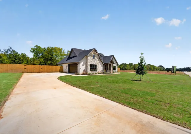 Photo 2 of Sale Pending at 305 Grace Ln, Athens, TX 75751 | MLS# 21366172 | Listing updated on 2026-08-31