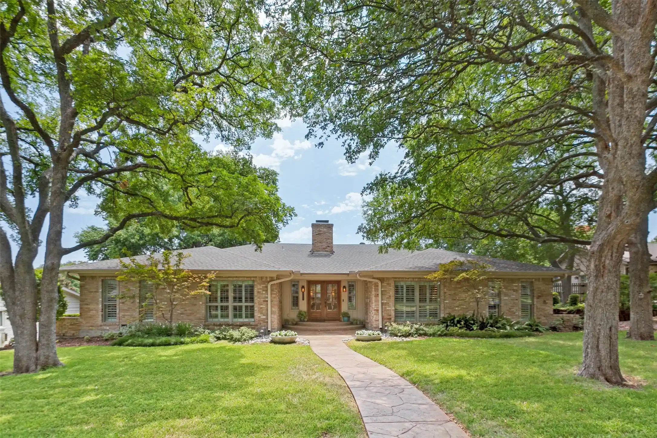 Photo 1 of Single family home for sale at 313 Arborcrest Dr, Richardson, TX 75080 | MLS# 21364609 | Listing updated on 2026-10-24