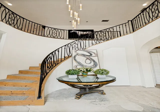 Photo 3 of Single family home for sale at 4 Kingsgate Ct, Dallas, TX 75225 | MLS# 21368704 | Listing updated on 2026-08-26