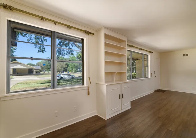 Photo 3 of Sale Pending at 517 Haynes Ave, Shreveport, LA 71105 | MLS# 21365553 | Listing updated on 2026-08-31