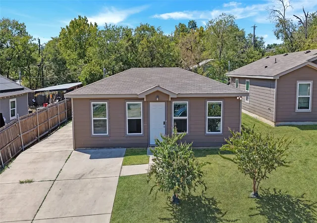 Photo 1 of Single family home for sale at 1216 E Powell Ave, Fort Worth, TX 76104 | MLS# 21369237 | Listing updated on 2026-08-25