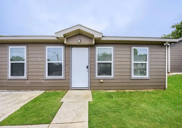 Photo 3 of Single family home for sale at 1216 E Powell Ave, Fort Worth, TX 76104 | MLS# 21369237 | Listing updated on 2026-08-25