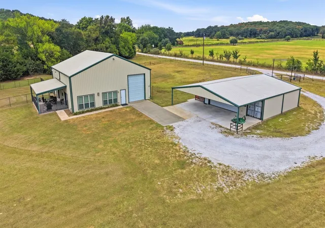 Photo 2 of Single family home for sale at 82 Cr 2112, Gainesville, TX 76240 | MLS# 21368084 | Listing updated on 2026-08-27