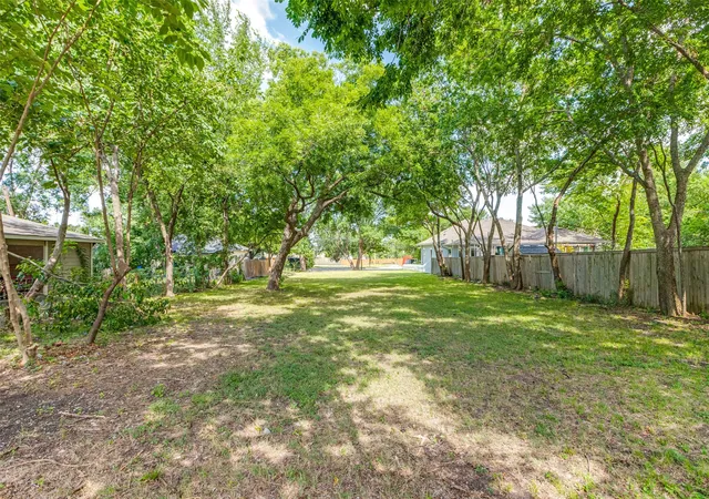 Photo 1 of Land for sale at 605 N Kentucky St, Mc Kinney, TX 75069 | MLS# 21368399 | Listing updated on 2026-08-26