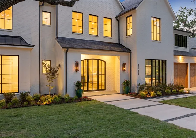 Photo 2 of Mansion for sale at 7015 Lyre Ln, Dallas, TX 75214 | MLS# 21363447 | Listing updated on 2026-08-26