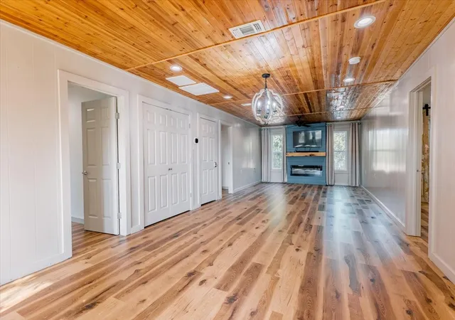 Photo 3 of Single family home for sale at 421 N Lazy Bend Rd, Millsap, TX 76066 | MLS# 21368017 | Listing updated on 2026-10-07