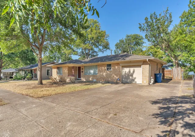 Photo 2 of Single family home for sale at 1232 Valley Vista Dr, Grapevine, TX 76051 | MLS# 21367421 | Listing updated on 2026-09-26
