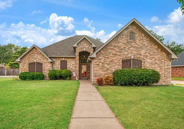 Photo 1 of Single family home for sale at 1725 Meadowview Dr, Reno, TX 75462 | MLS# 21368930 | Listing updated on 2026-08-26