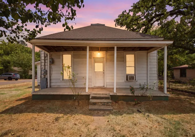 Photo 1 of Single family home for sale at 214 E Woodland St, Collinsville, TX 76233 | MLS# 21367676 | Listing updated on 2026-08-26