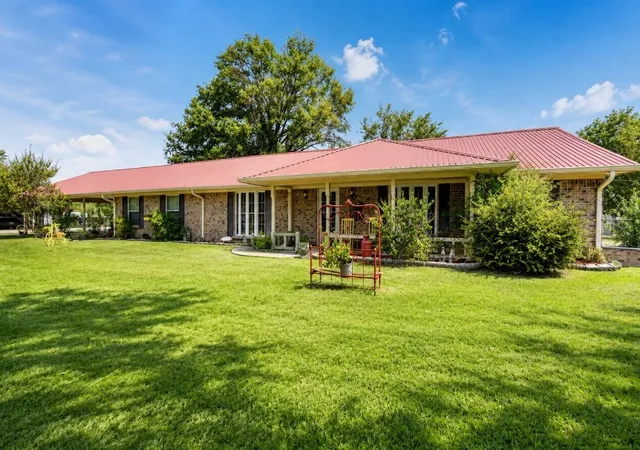 Single family home for sale at 1022 Robin Rd, Oak Ridge, TX 75161 | MLS# 21367749