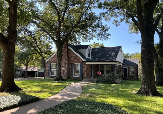 Photo 2 of Single family home for sale at 1720 Sycamore Ave, Corsicana, TX 75110 | MLS# 21368390 | Listing updated on 2026-08-31