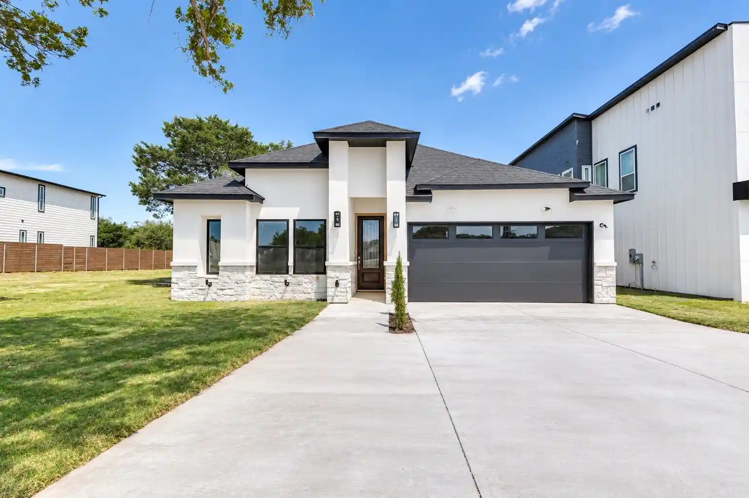 Photo 1 of Sale Pending at 3913 Blue Ridge Blvd, Dallas, TX 75233 | MLS# 21366859 | Listing updated on 2026-10-19
