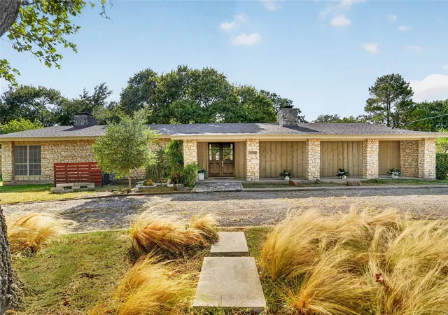 Photo 1 of Single family home for sale at 3902 Laramie Dr, Granbury, TX 76049 | MLS# 21366901 | Listing updated on 2026-08-27