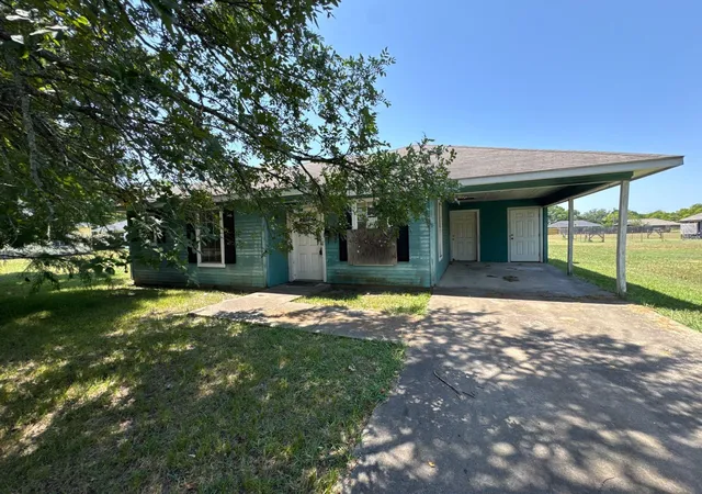 Photo 3 of Single family home for sale at 605 Oldham St, Bonham, TX 75418 | MLS# 21367964 | Listing updated on 2026-08-26
