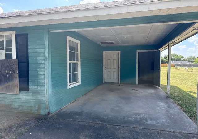 Photo 3 of Single family home for sale at 605 Oldham St, Bonham, TX 75418 | MLS# 21367964 | Listing updated on 2026-10-07