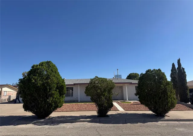 Single family home for sale at 10604 Lakewood Ave, El Paso, TX 79935 | MLS# 21369598
