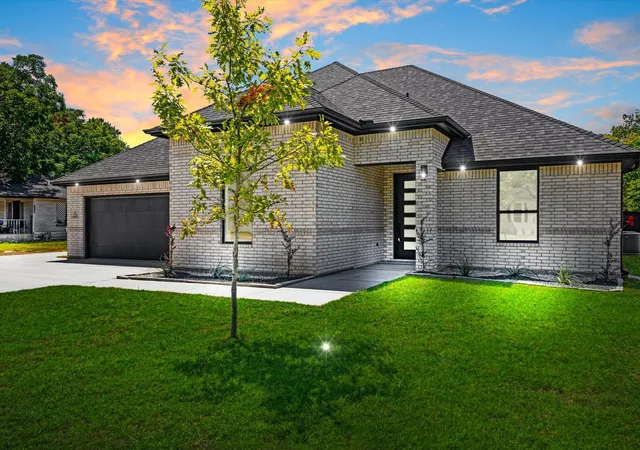 Photo 1 of Sale Pending at 716 E Jefferson St, Waxahachie, TX 75165 | MLS# 21369601 | Listing updated on 2026-10-05