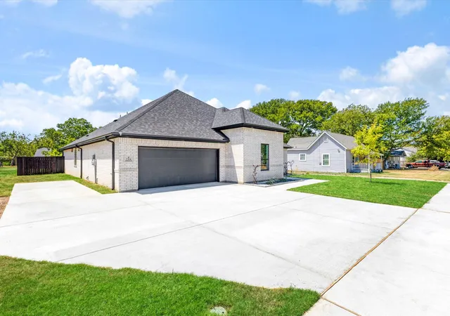 Photo 2 of Sale Pending at 716 E Jefferson St, Waxahachie, TX 75165 | MLS# 21369601 | Listing updated on 2026-10-05