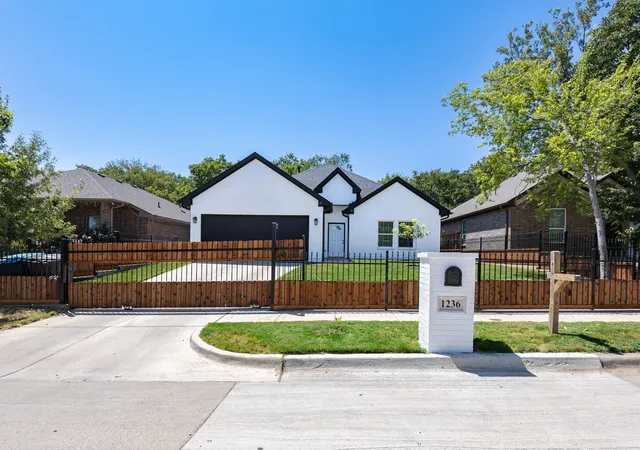 Photo 1 of Single family home for sale at 1236 E Fogg St, Fort Worth, TX 76115 | MLS# 21364048 | Listing updated on 2026-08-26
