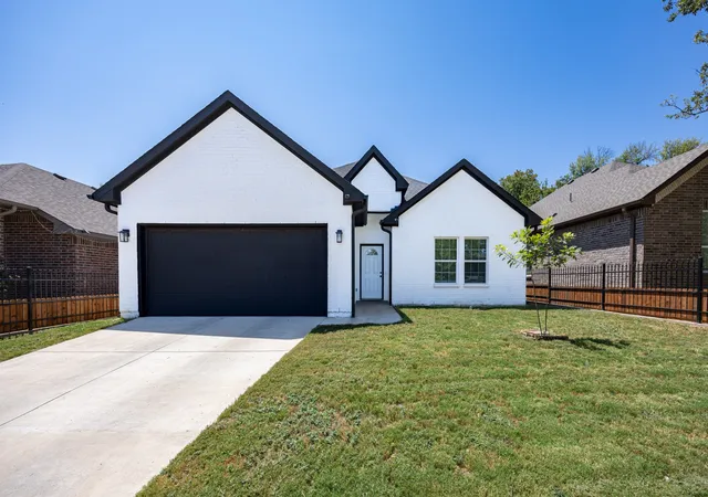 Photo 2 of Single family home for sale at 1236 E Fogg St, Fort Worth, TX 76115 | MLS# 21364048 | Listing updated on 2026-08-26