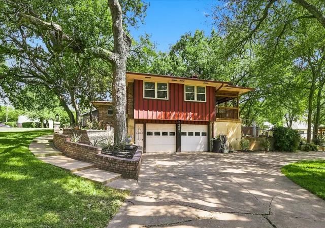 Photo 4 of Sale Pending at 257 Oak St, Highland Village, TX 75077 | MLS# 21369638 | Listing updated on 2026-08-30