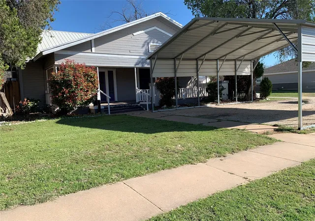 Photo 1 of Single family home for sale at 915 2nd St, Graham, TX 76450 | MLS# 21365409 | Listing updated on 2026-10-02